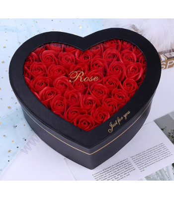 Širdelės formos rožių puokštė dėžutėje