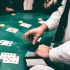 Pokerio komplektas, 300 žetonų, kortos, žaidimo kilimėlis, kauliukai, lagaminas Springos KG0022