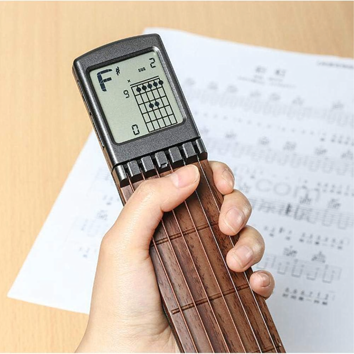 Skaitmeninis gitaros akordų mokytojas su ekranu