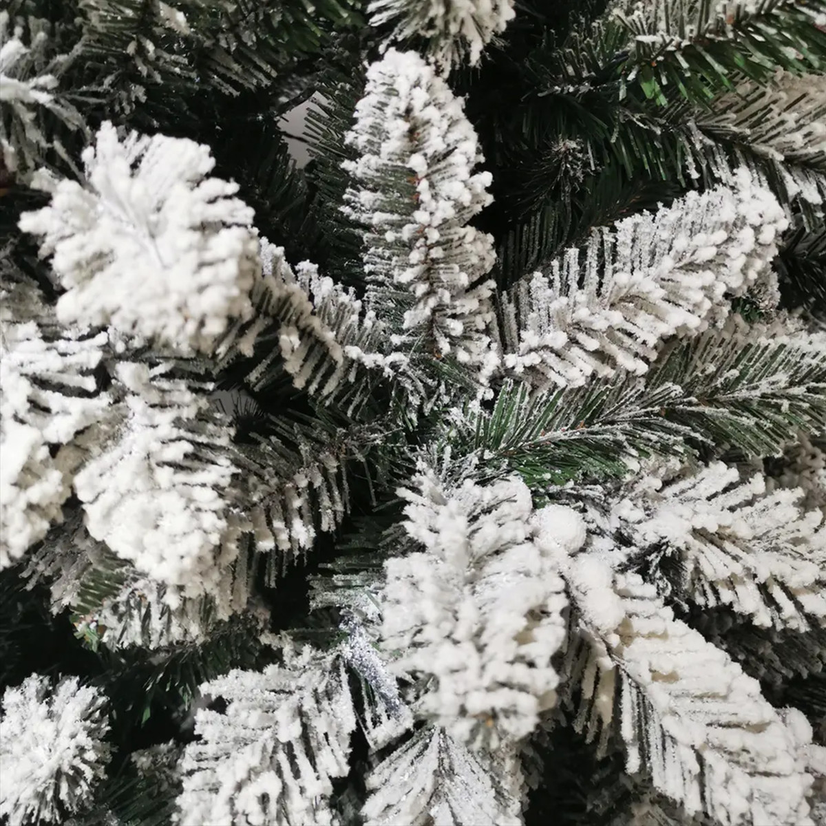 Kalėdų eglutė kaip tikra, stipriai apsnigta, tanki kėnio gyva su stovu 120 cm Premium