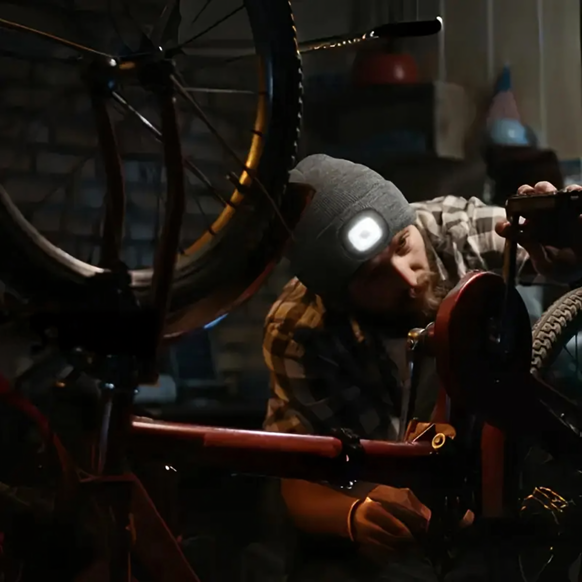 Žieminė Kepurė su LED Žibintuvėliu