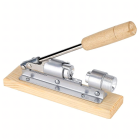 Plieno riešutų spaudiklis ant medinės bazės