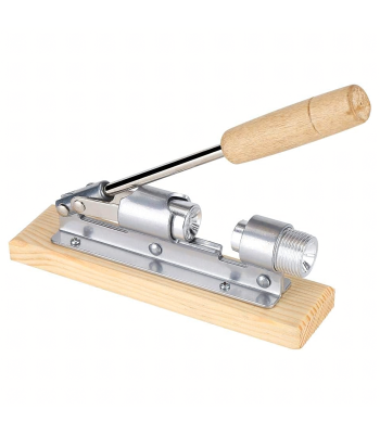 Plieno riešutų spaudiklis ant medinės bazės