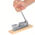 Plieno riešutų spaudiklis ant medinės bazės