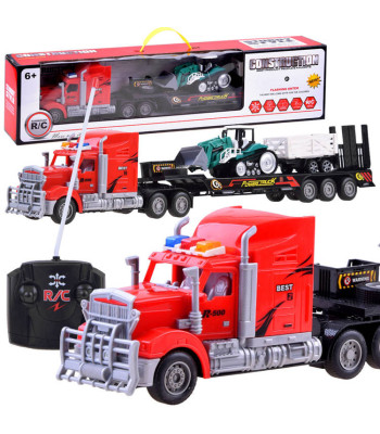 Nuotoliniu būdu valdomas sunkvežimis su traktoriumi ir priekaba