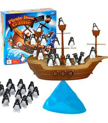 Balansuojantis piratų laivas su pingvinais
