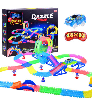 Fluorescencinis automobilių takas su nuotolinio valdymo automobiliu