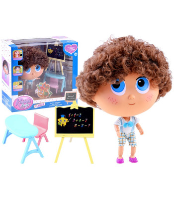 Lėlė Tymek - žaidimas mokykloje su lenta ir stalu