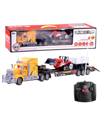 Didelis daugiafunkcinis nuotoliniu būdu valdomas sunkvežimis su tralu ir traktorius su priekaba