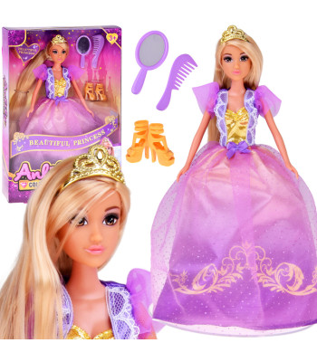 Ilgaplaukė princesė su puošnia suknele ir priedais