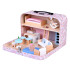 Gėlėtas lėlių namelis lagamine su mediniais baldais