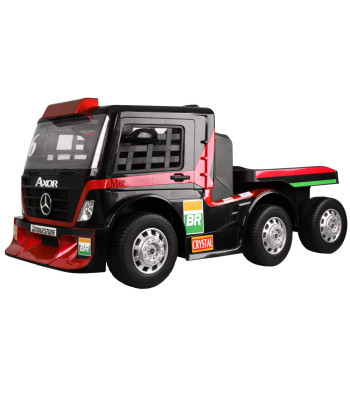 Didelis Mercedes sunkvežimis su priekaba ir akumuliatoriumi