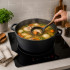 Granitinis puodas su aromatizatoriumi, stikliniu dangčiu ir virtuvinėmis pirštinėmis, 13 l, 37 cm