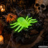 Fluorescenciniai žali vorai – „Halloween“ dekoracija, 2 vnt., 11 × 7 cm