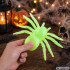 Fluorescenciniai žali vorai – „Halloween“ dekoracija, 2 vnt., 11 × 7 cm