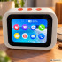 Išmanusis AI laikrodis su jutikliniu ekranu, balso asistentu ir Bluetooth garsiakalbiu, 11,5 × 8 × 7 cm